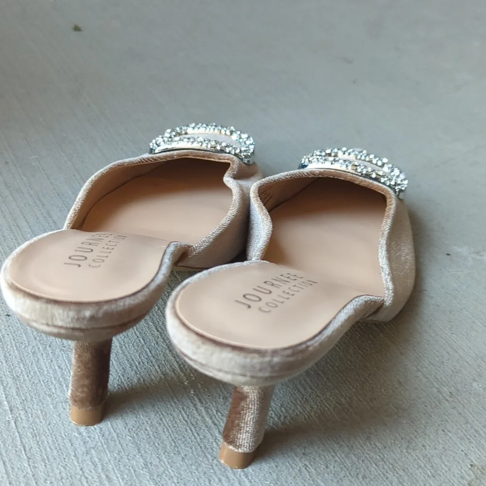 Journee Collection Women's Tan Velvet Silver Buckle Pointed‎ Toe Heels Size 7.5